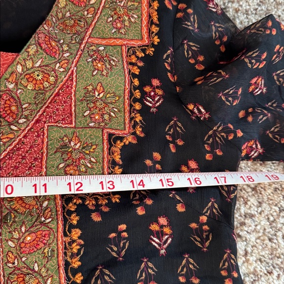 RItu Kumar Embroidered Women's short kurti Top like new just gorgeous - Picture 11 of 12